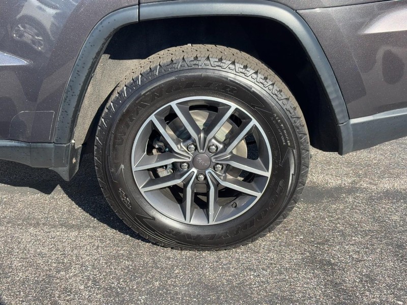 Jeep Grand Cherokee Vehicle Full-screen Gallery Image 07