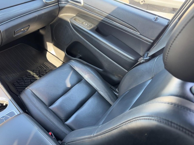 Jeep Grand Cherokee Vehicle Full-screen Gallery Image 15