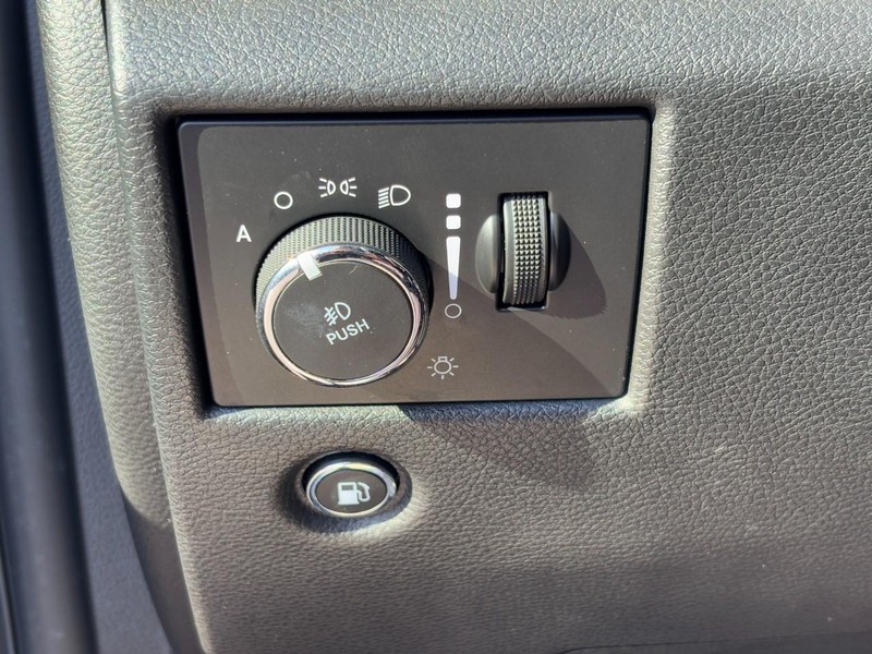 Jeep Grand Cherokee Vehicle Full-screen Gallery Image 16