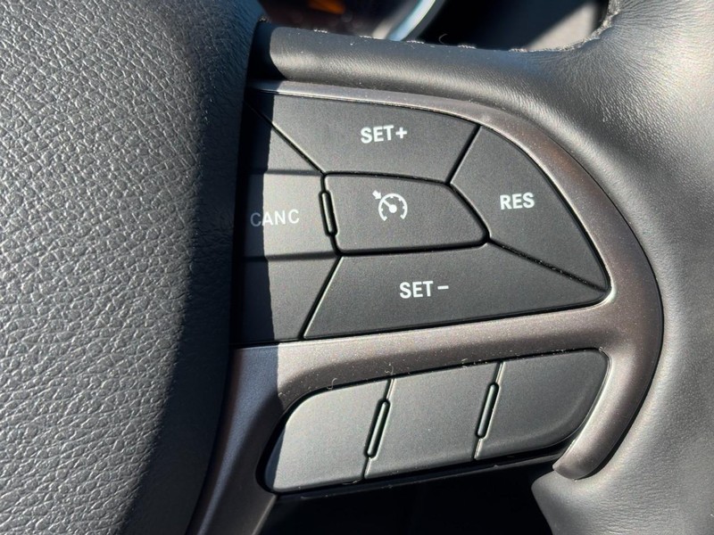 Jeep Grand Cherokee Vehicle Full-screen Gallery Image 18