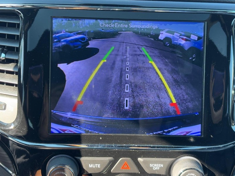 Jeep Grand Cherokee Vehicle Full-screen Gallery Image 21