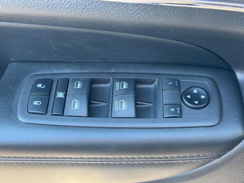 Jeep Grand Cherokee Vehicle Full-screen Gallery Image 24