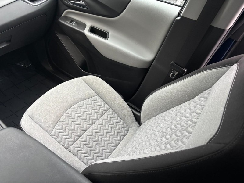 Chevrolet Equinox Vehicle Full-screen Gallery Image 15