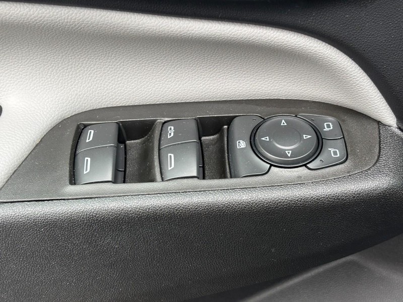 Chevrolet Equinox Vehicle Full-screen Gallery Image 23