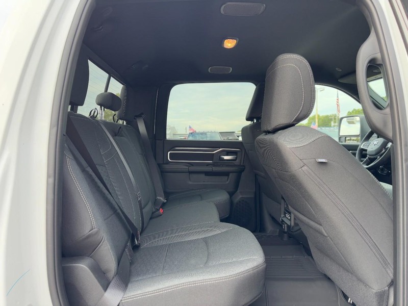 Ram 2500 Vehicle Full-screen Gallery Image 05