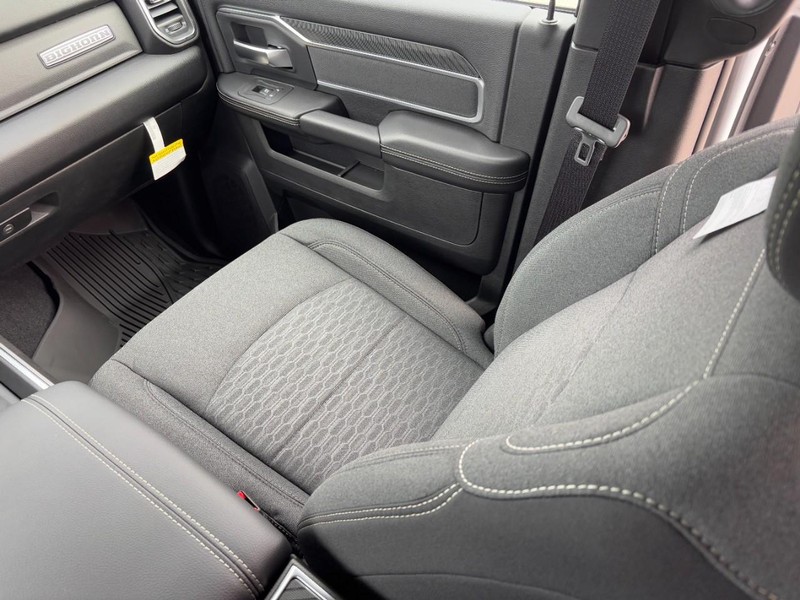 Ram 2500 Vehicle Full-screen Gallery Image 10