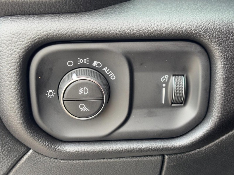 Ram 2500 Vehicle Full-screen Gallery Image 11