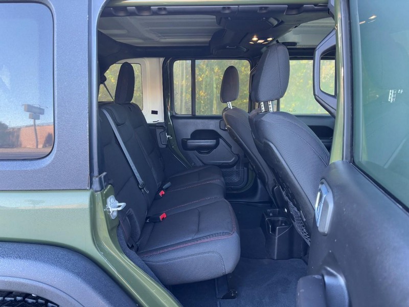 Jeep Wrangler Vehicle Full-screen Gallery Image 10