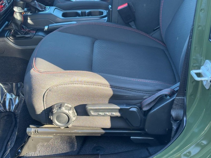 Jeep Wrangler Vehicle Full-screen Gallery Image 25