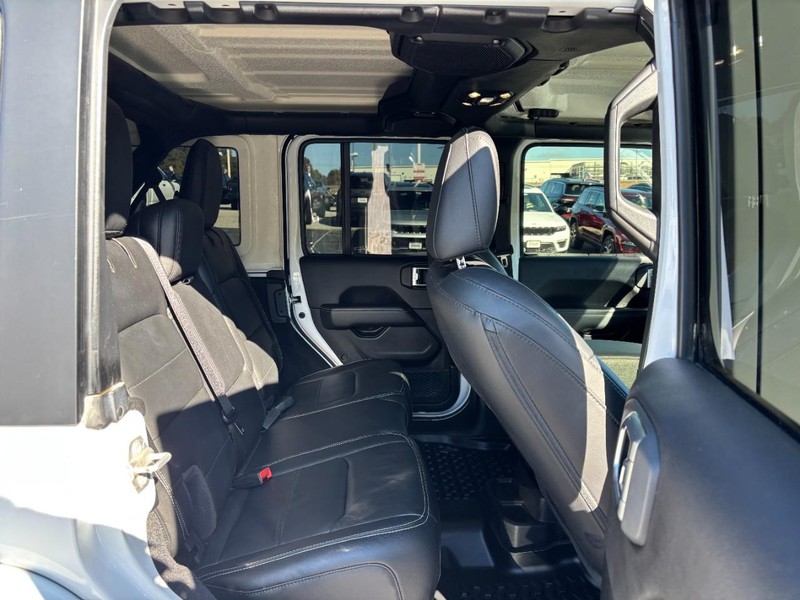 Jeep Wrangler Unlimited Vehicle Full-screen Gallery Image 10