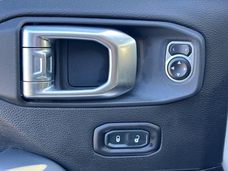 Jeep Wrangler Unlimited Vehicle Full-screen Gallery Image 24