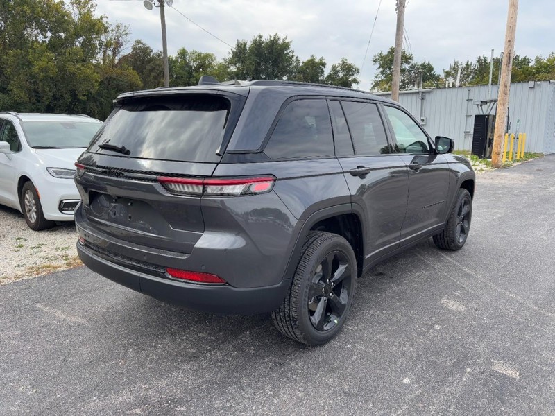 Jeep Grand Cherokee Vehicle Full-screen Gallery Image 03