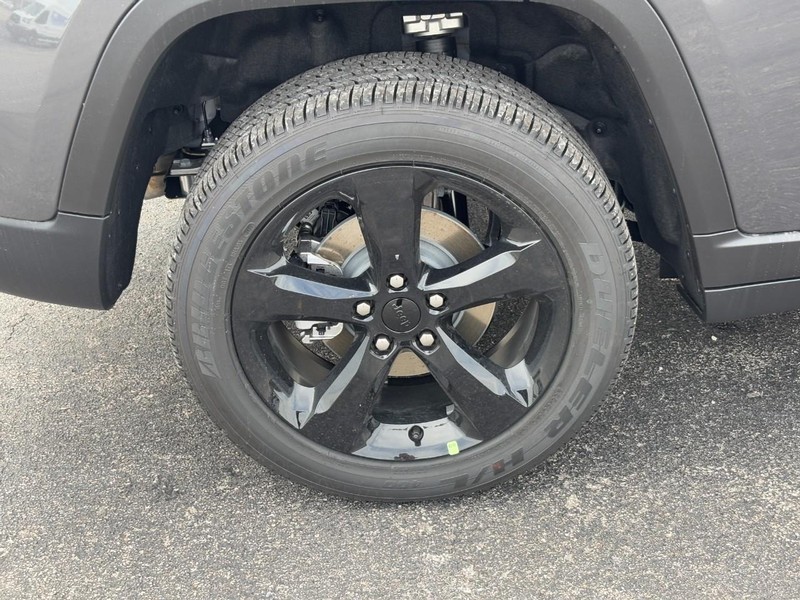 Jeep Grand Cherokee Vehicle Full-screen Gallery Image 04