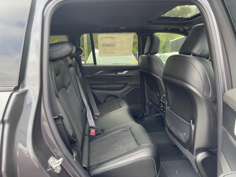 Jeep Grand Cherokee Vehicle Full-screen Gallery Image 05