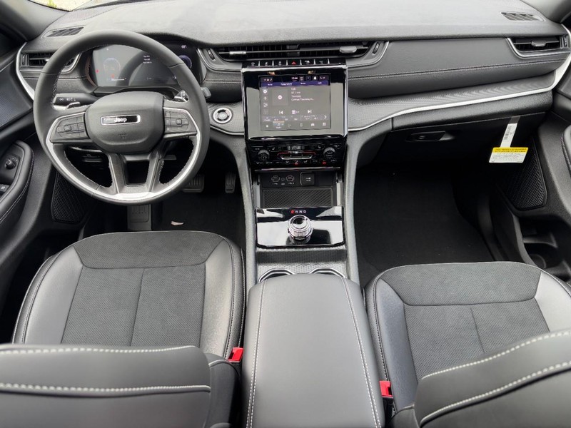 Jeep Grand Cherokee Vehicle Full-screen Gallery Image 06