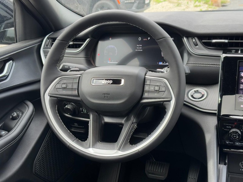 Jeep Grand Cherokee Vehicle Full-screen Gallery Image 07