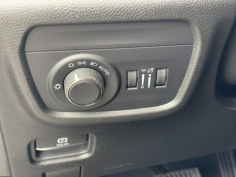 Jeep Grand Cherokee Vehicle Full-screen Gallery Image 11