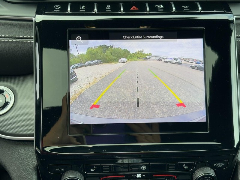 Jeep Grand Cherokee Vehicle Full-screen Gallery Image 16