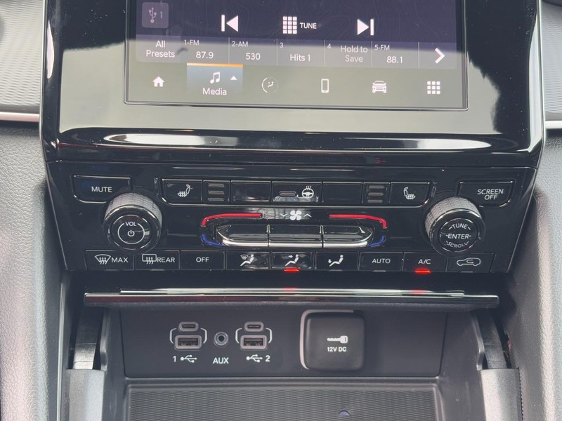 Jeep Grand Cherokee Vehicle Full-screen Gallery Image 17