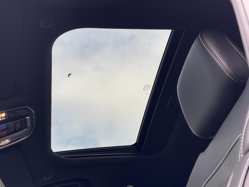 Jeep Grand Cherokee Vehicle Full-screen Gallery Image 20