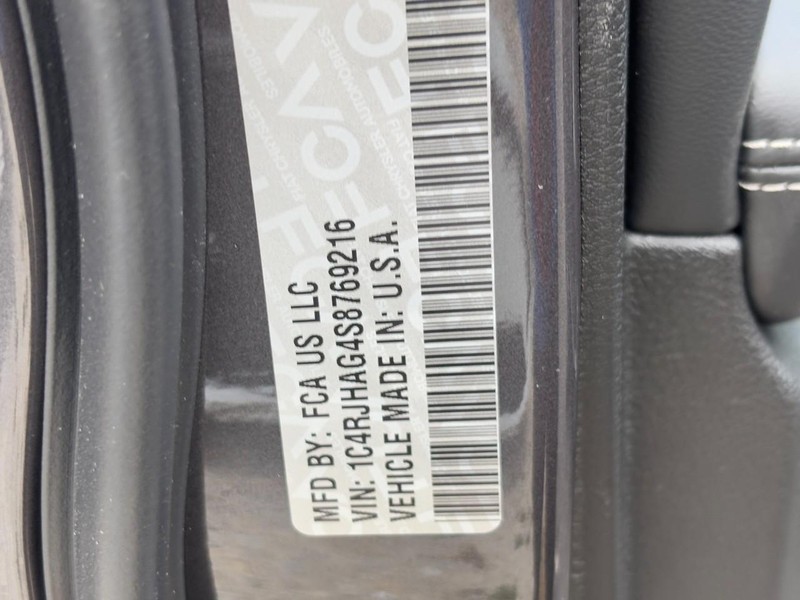 Jeep Grand Cherokee Vehicle Full-screen Gallery Image 21