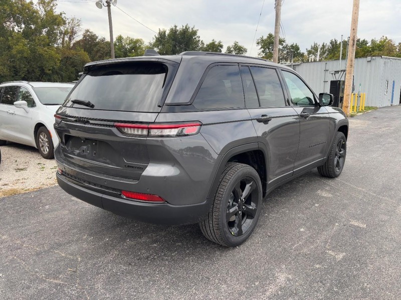 Jeep Grand Cherokee Vehicle Full-screen Gallery Image 03