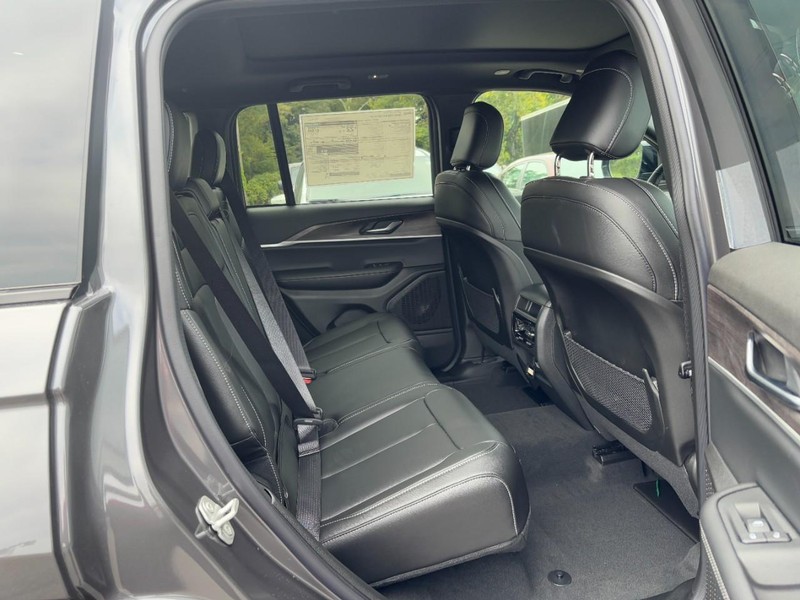 Jeep Grand Cherokee Vehicle Full-screen Gallery Image 05