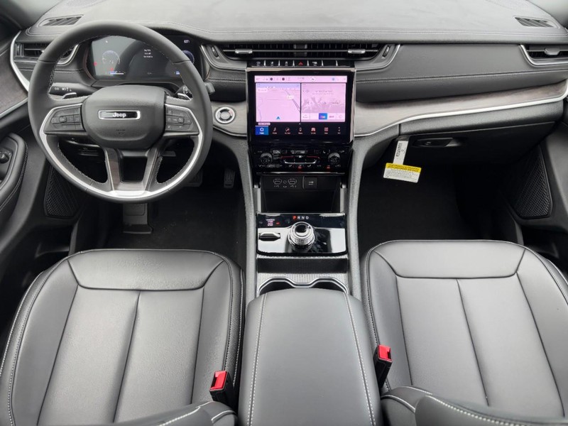 Jeep Grand Cherokee Vehicle Full-screen Gallery Image 06