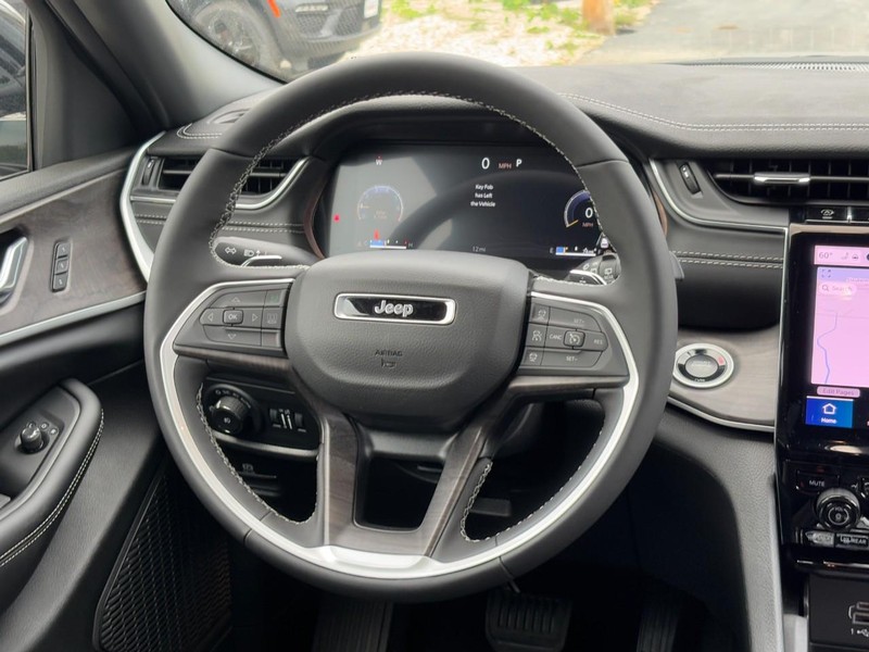 Jeep Grand Cherokee Vehicle Full-screen Gallery Image 07