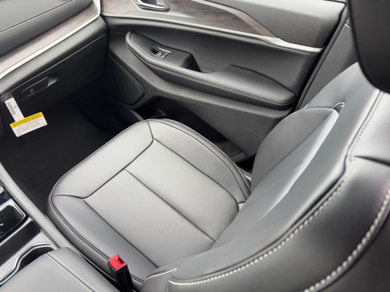 Jeep Grand Cherokee Vehicle Full-screen Gallery Image 10