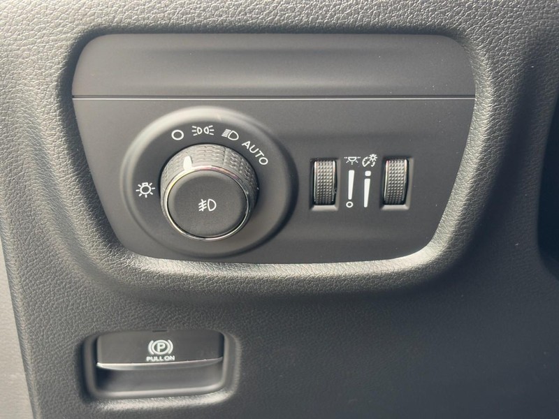 Jeep Grand Cherokee Vehicle Full-screen Gallery Image 11