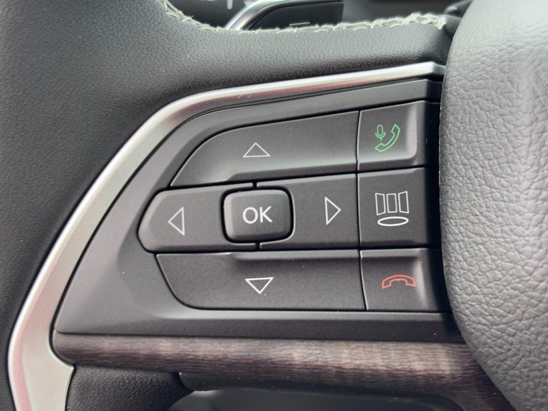 Jeep Grand Cherokee Vehicle Full-screen Gallery Image 12