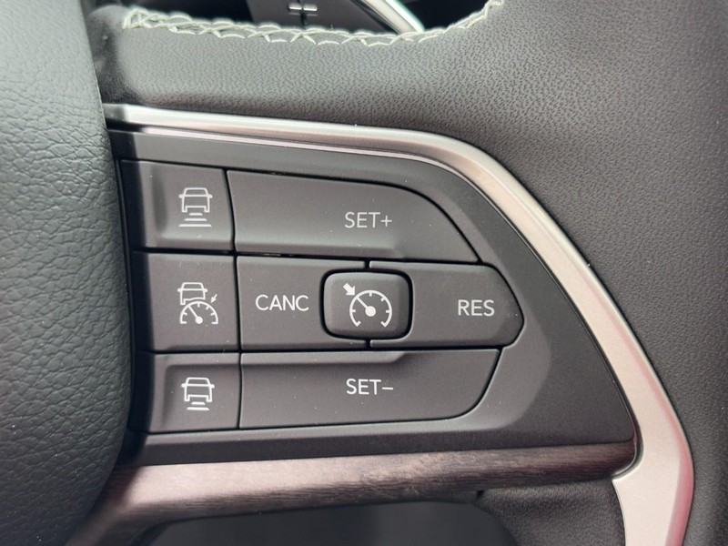 Jeep Grand Cherokee Vehicle Full-screen Gallery Image 13