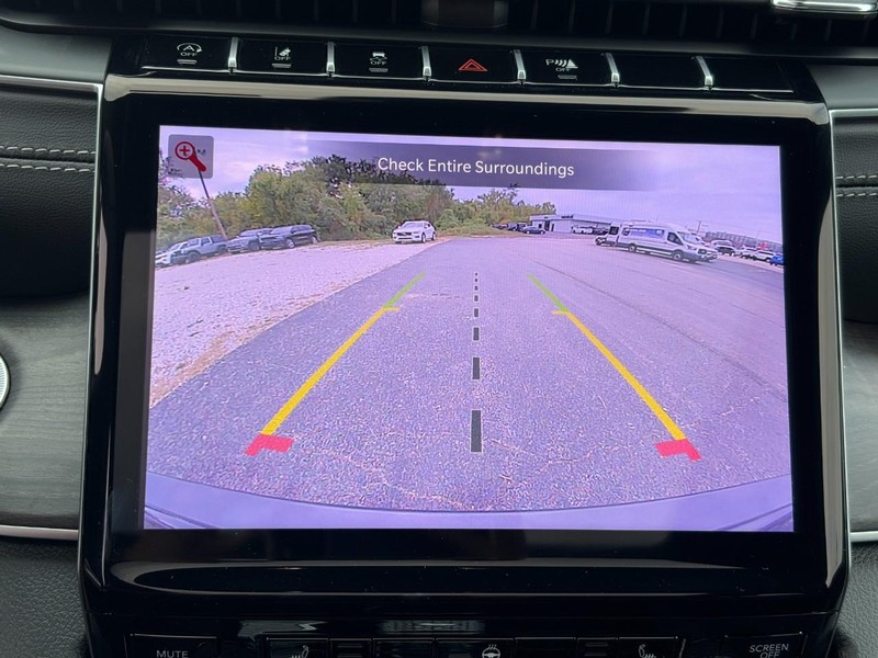 Jeep Grand Cherokee Vehicle Full-screen Gallery Image 16