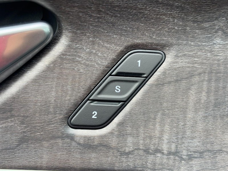 Jeep Grand Cherokee Vehicle Full-screen Gallery Image 20