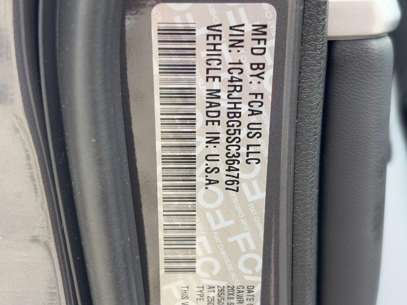 Jeep Grand Cherokee Vehicle Full-screen Gallery Image 23