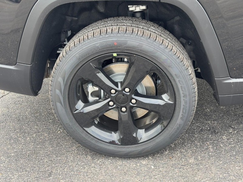 Jeep Grand Cherokee L Vehicle Full-screen Gallery Image 04