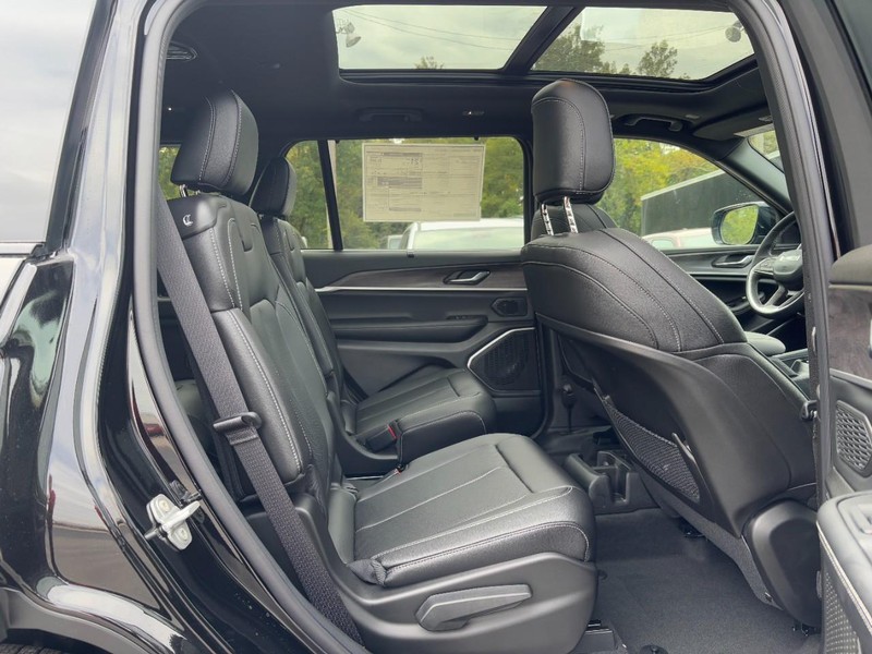 Jeep Grand Cherokee L Vehicle Full-screen Gallery Image 05