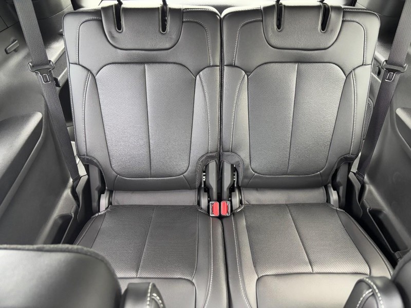 Jeep Grand Cherokee L Vehicle Full-screen Gallery Image 06