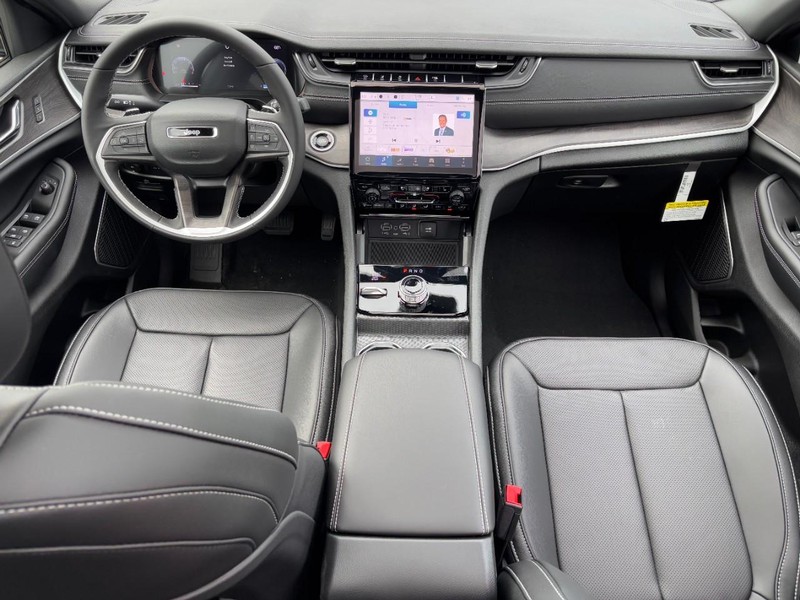 Jeep Grand Cherokee L Vehicle Full-screen Gallery Image 07