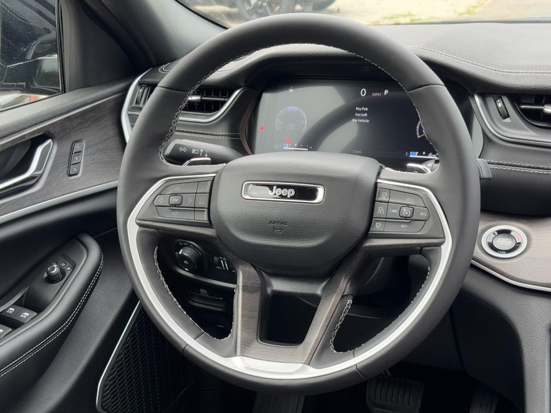 Jeep Grand Cherokee L Vehicle Full-screen Gallery Image 08