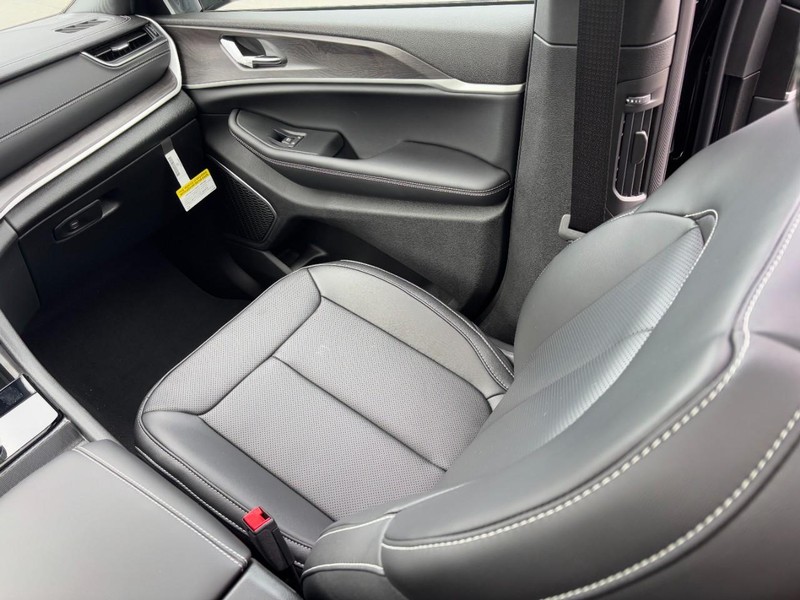 Jeep Grand Cherokee L Vehicle Full-screen Gallery Image 11