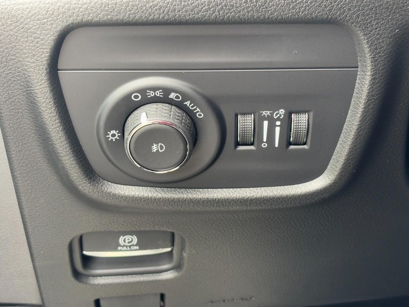 Jeep Grand Cherokee L Vehicle Full-screen Gallery Image 12