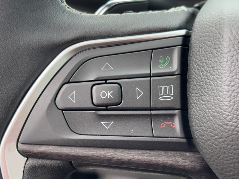 Jeep Grand Cherokee L Vehicle Full-screen Gallery Image 13