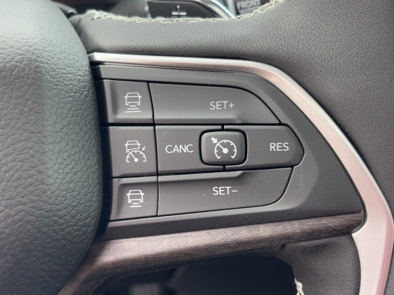 Jeep Grand Cherokee L Vehicle Full-screen Gallery Image 14