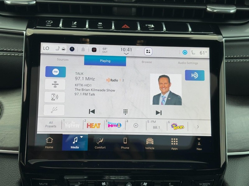 Jeep Grand Cherokee L Vehicle Full-screen Gallery Image 16