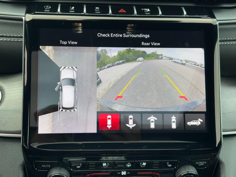 Jeep Grand Cherokee L Vehicle Full-screen Gallery Image 17