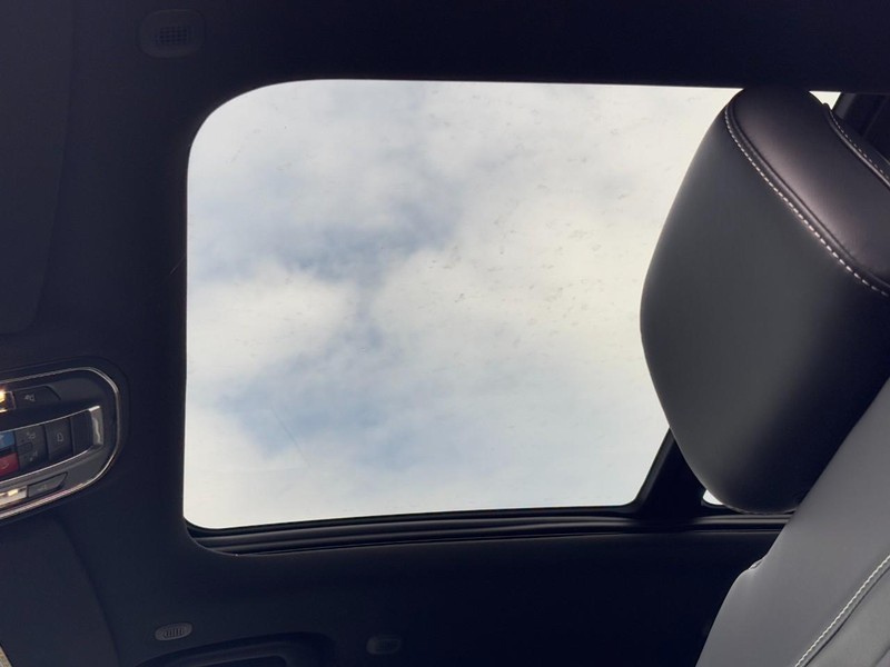 Jeep Grand Cherokee L Vehicle Full-screen Gallery Image 23