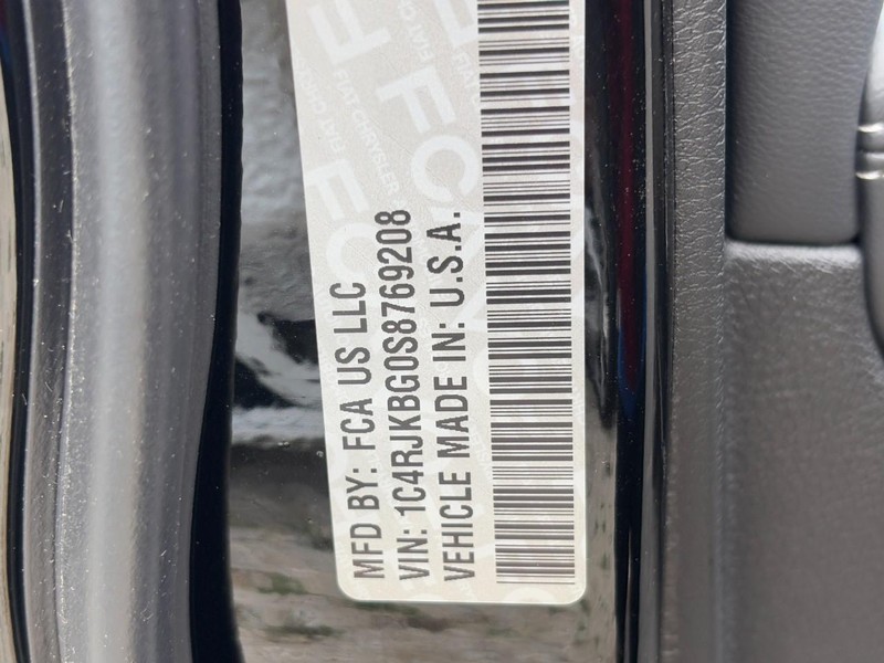 Jeep Grand Cherokee L Vehicle Full-screen Gallery Image 24