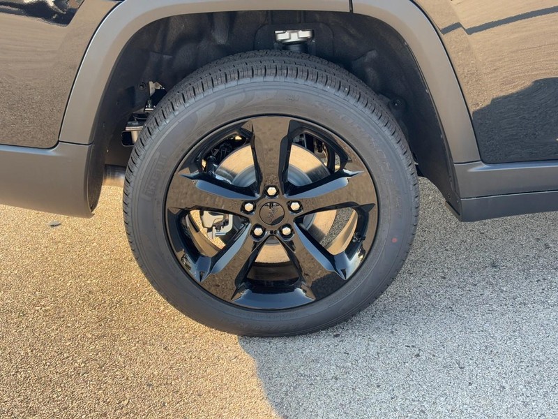 Jeep Grand Cherokee L Vehicle Full-screen Gallery Image 04